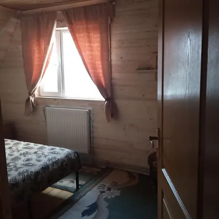 у олега-родинний двір 3* Verkhne-Studenyy