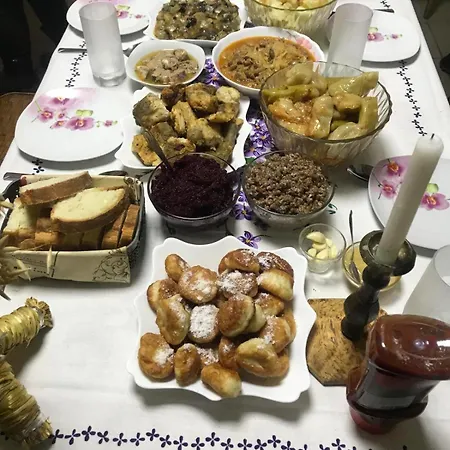 у олега-родинний двір Verkhne-Studenyy