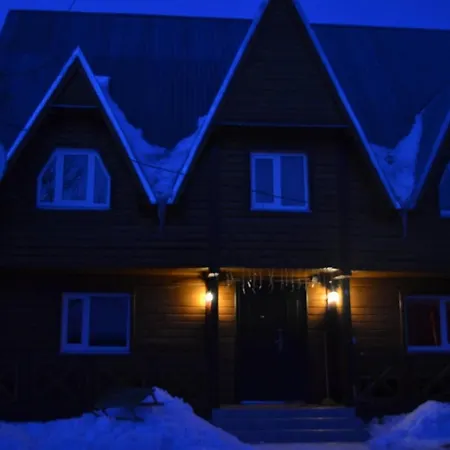 у олега-родинний двір בית הארחה